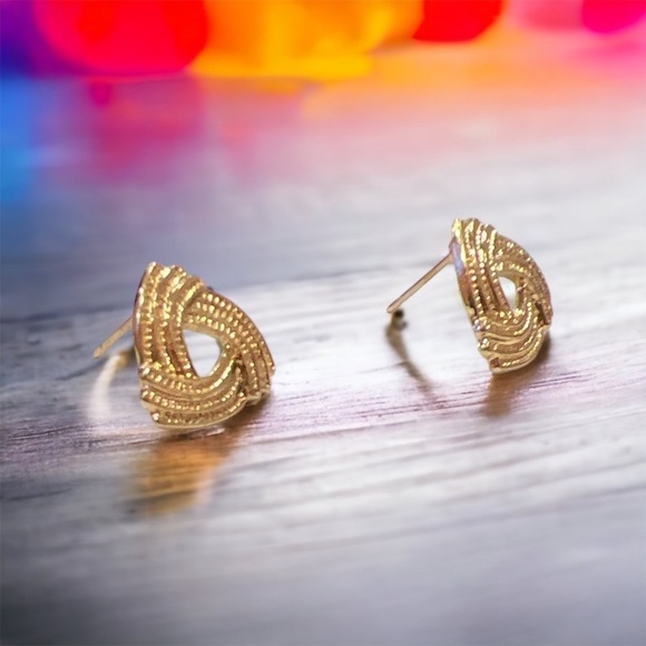 NWT 1980s Faux Gold Plated Triangle Stud Earrings - Picture 2 of 3